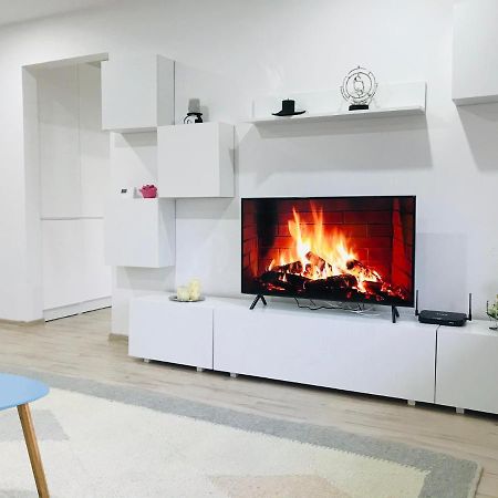 Comfy Apartment - Free Private Parking,Ac,Wi-Fi Carei Exterior photo