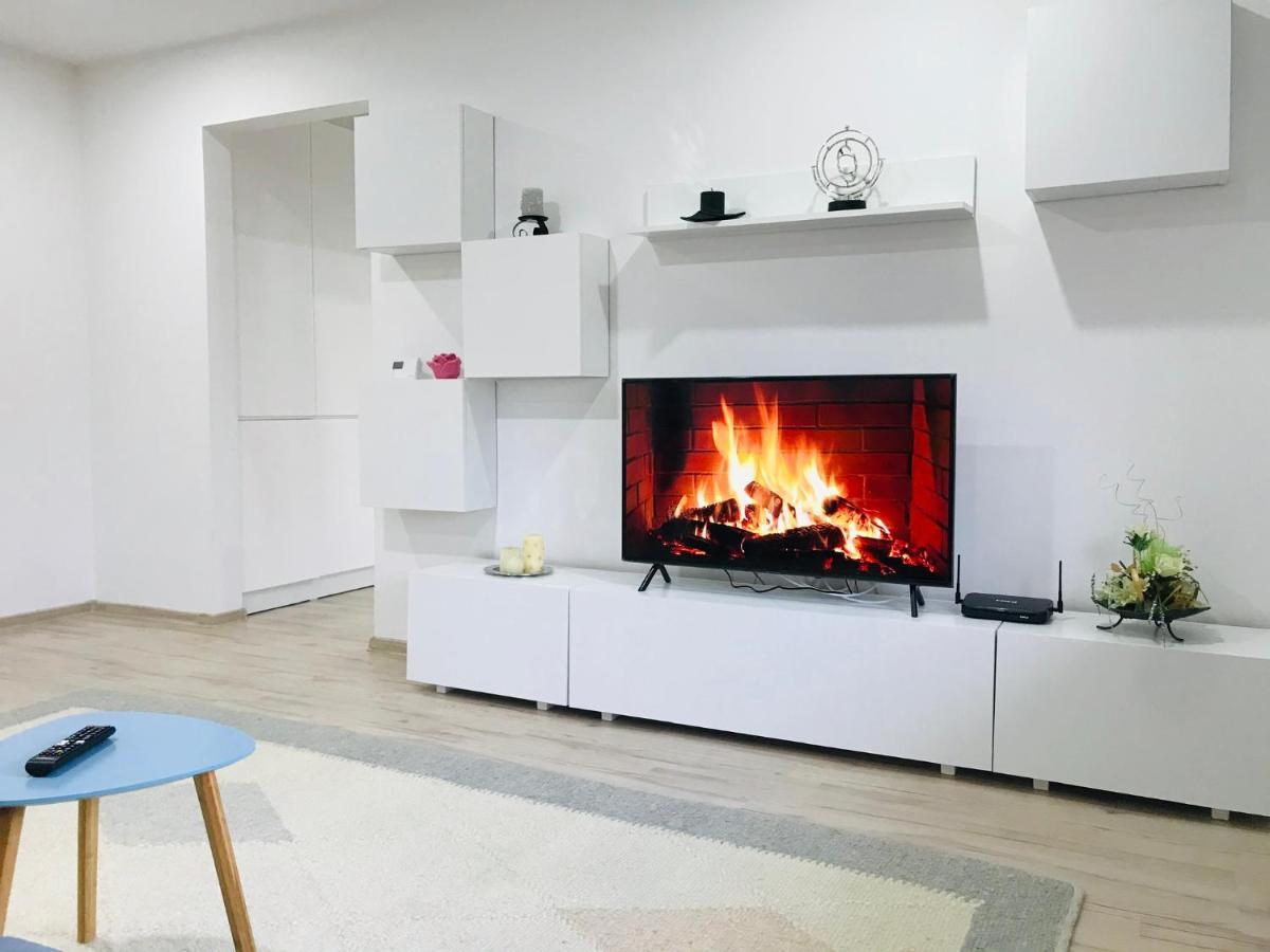 Comfy Apartment - Free Private Parking,Ac,Wi-Fi Carei Exterior photo